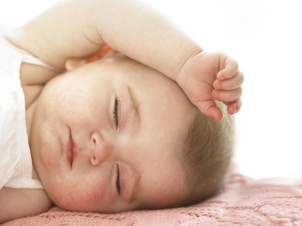 Сильно потеет голова во сне у ребенка. Холодный пот у грудничка. Испарина у новорожденных.