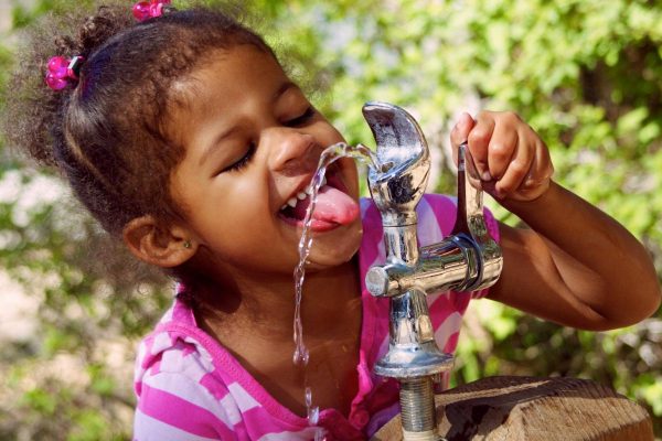 Make Sure Your Little Ones Stay Hydrated This Summer with These Helpful Tips